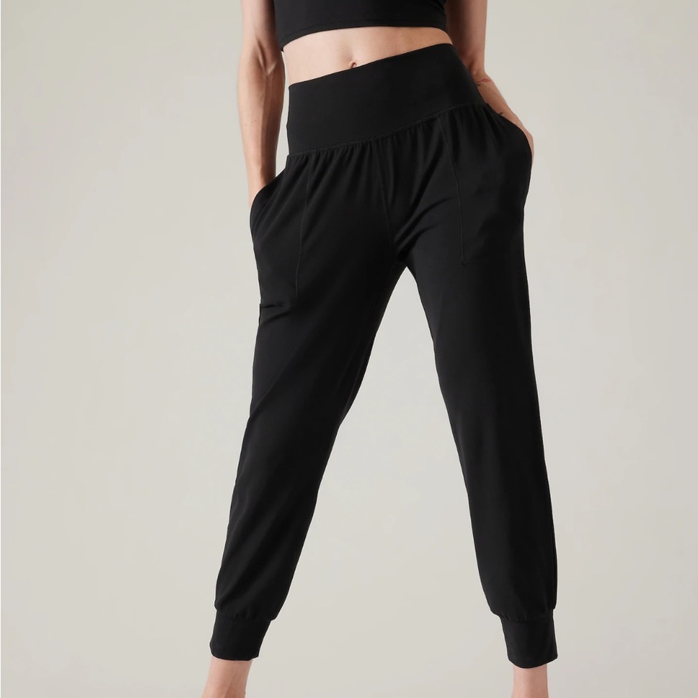 Athleta Salutation Crop Jogger M/T